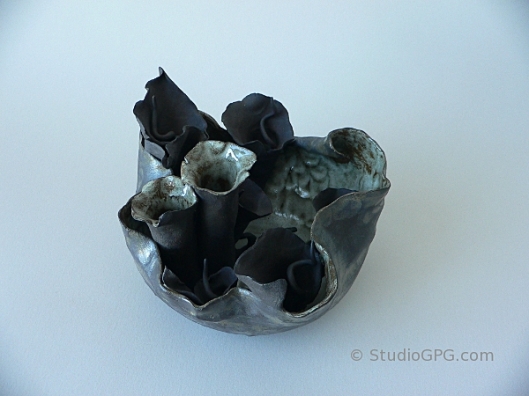Coralline Vase - Photo #1 (W,D,H:: 6" x 5 1/4" x 4"), $60  | Vase Coralline - Photo #1 (long., larg., haut. : 15,2 cm x 13,4 cm x 10,2 cm), 60 $